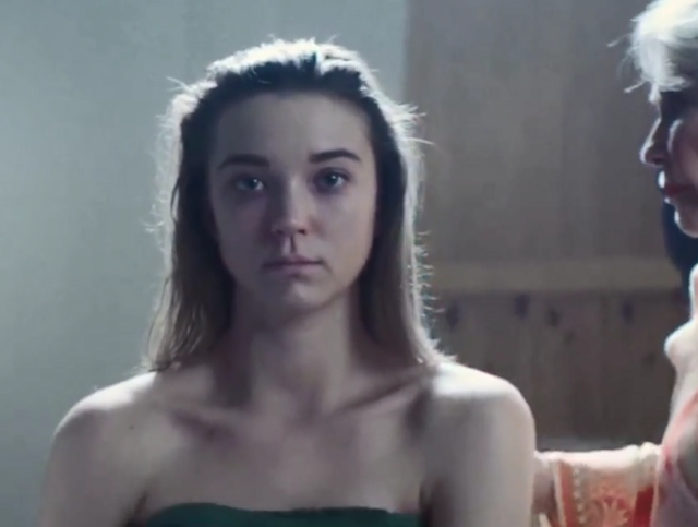 女孩被囚禁在房间,双手钉在墙上,为了活命她只能屈服!惊悚片