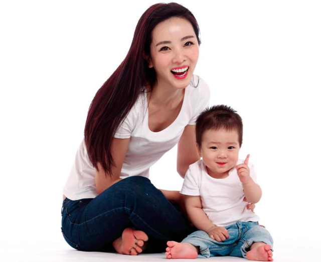 李思思：央视历届最年轻的女主持，事业巅峰嫁给初恋三年生二胎