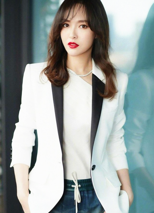 “中戏校花”唐嫣才是人生赢家，穿玫红礼服美如画，一家三口幸福