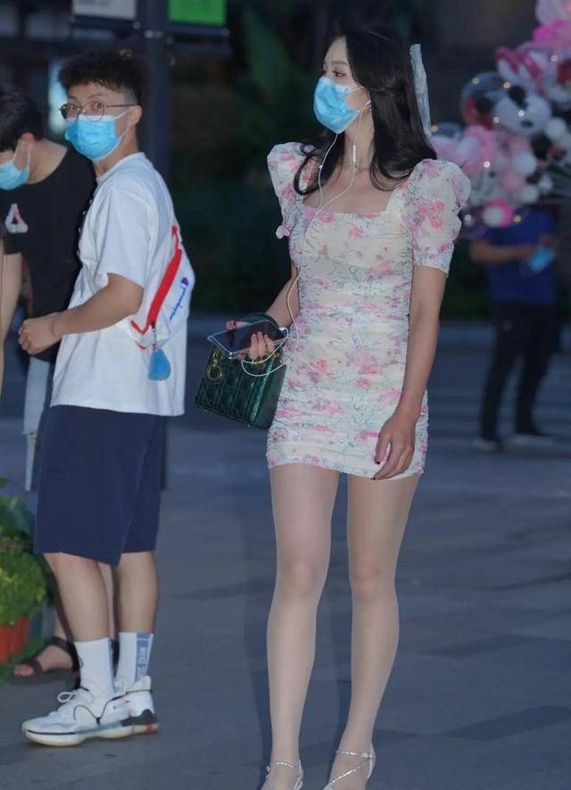 美女小姐姐的街拍,大长腿,肉肉丝袜质量好