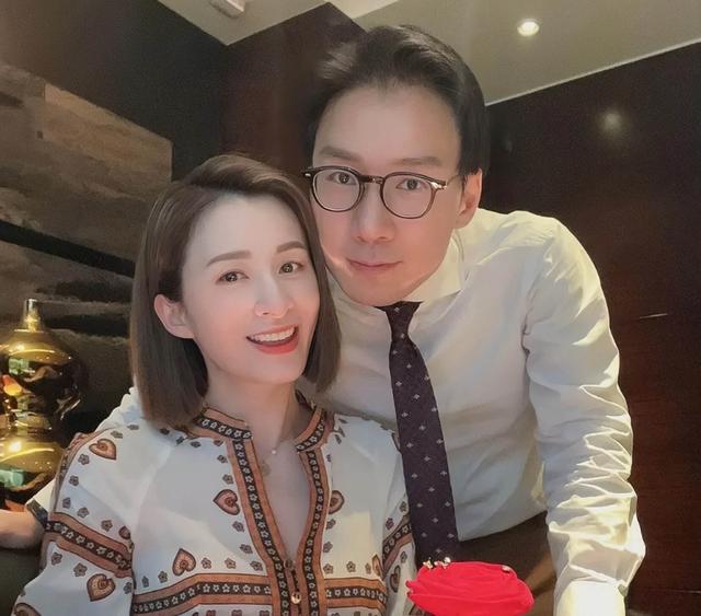 香港知名女星晒最新美照，穿露肩衣肤白貌美，大晒事业线差点走光