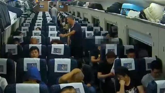失恋男子高铁上对女孩袭胸摸腿强行搂抱 被抓后下跪求饶:别报案