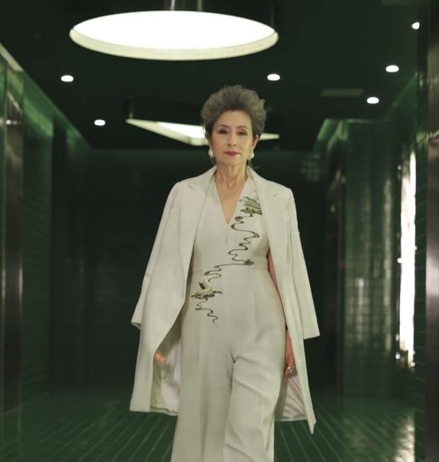 63岁的世界旗袍冠军奶奶曹美丽,真的是中国奶奶的骄傲
