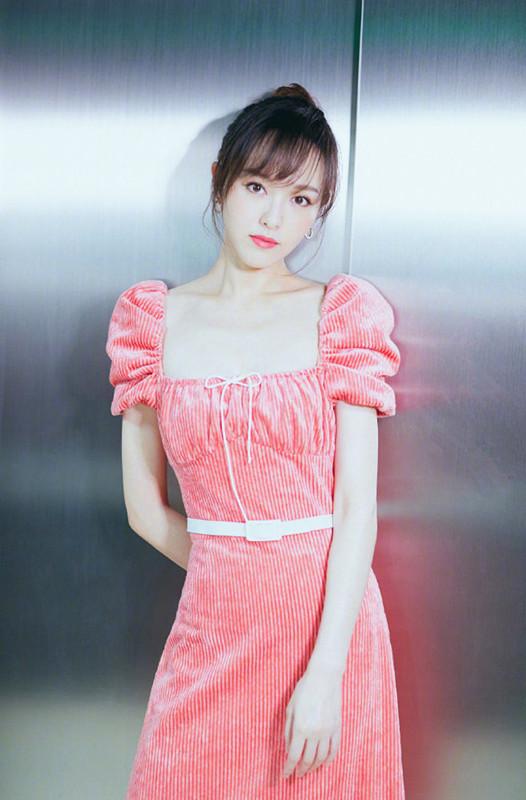 “中戏校花”唐嫣才是人生赢家，穿玫红礼服美如画，一家三口幸福