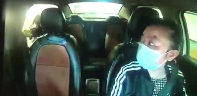 2021年美女乘车做不雅动作，被司机狂甩巴掌：打一巴掌给你500块