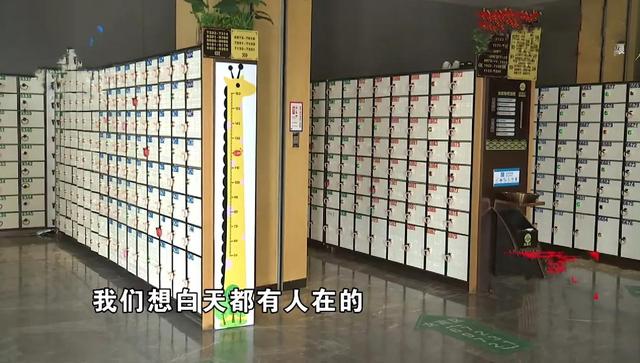 超级尴尬！美女冲澡前在女浴室碰见男员工。经理：时间差