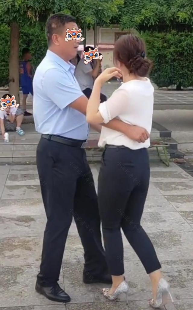 太大胆了！一男子和美女在广场跳舞，完全不顾妻子的感受