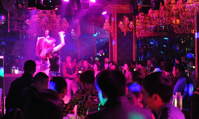 重庆“美女巨贪”被揪出：50岁仍爱年轻小伙，被抓后跪地求饶