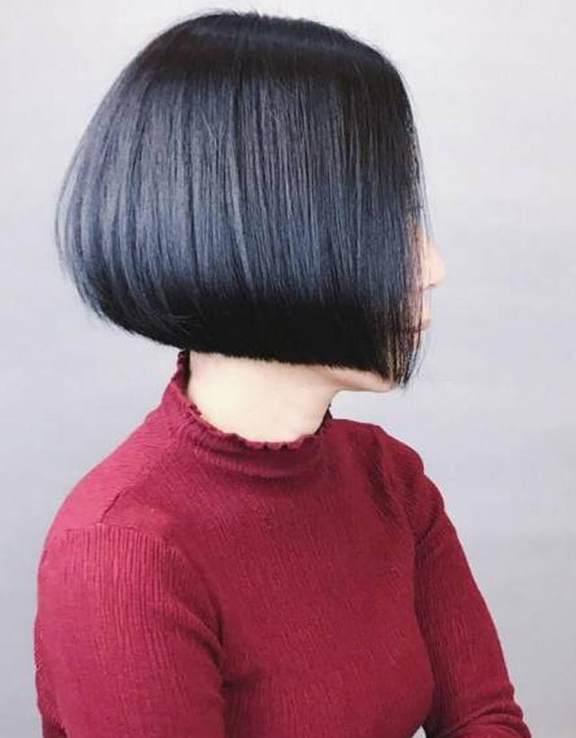五六十岁女人,留“直发”还是“卷发”?看素人就知道,差别太大