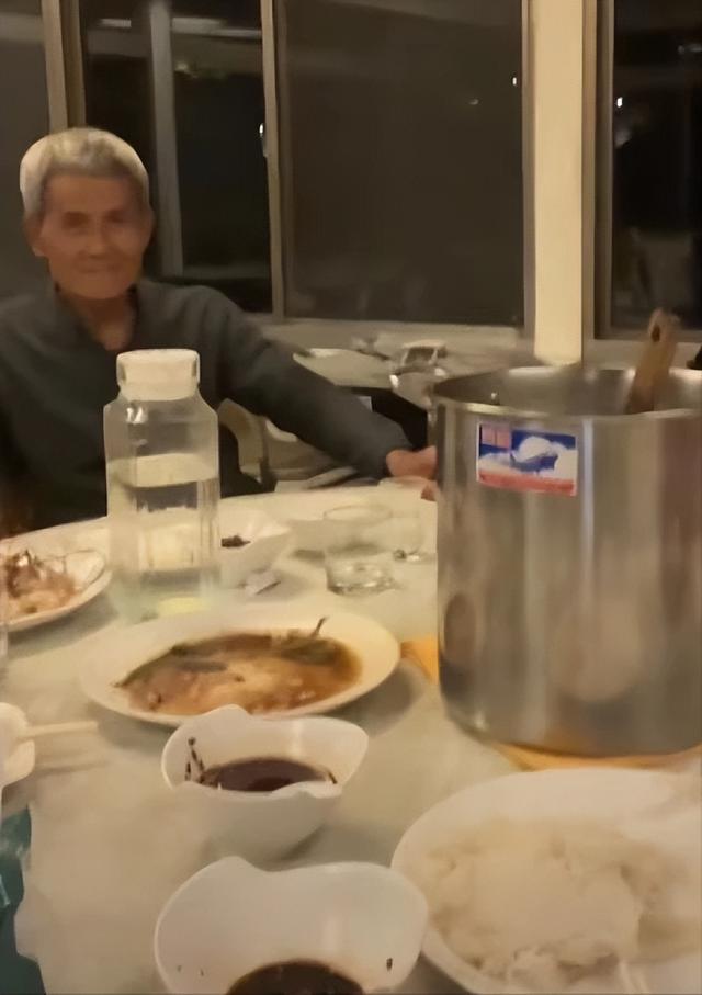 李立群行为又引热议，按摩时拍视频露臀部，女助理在旁帮忙拉裤子