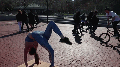 美女们一丝不挂就出门了,竟无人看出这是画的,网友:行为艺术吧