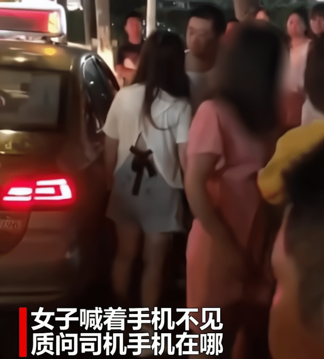 江苏醉酒少女当街耍酒疯，薅头发掀裙子扭打在一起，网友：大饱眼福