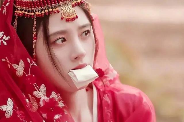 鞠婧祎被绑架镜头引争议，观众：这是在侮辱观众，偶像包袱太重
