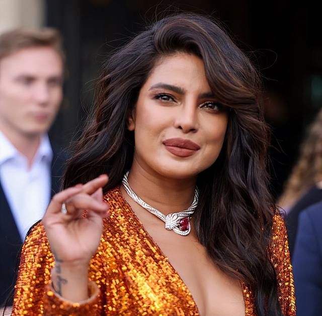 印度39岁女星朴雅卡闪耀巴黎，“又黑又胖”，同框海瑟薇却更耀眼