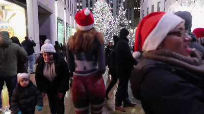 美女们一丝不挂就出门了,竟无人看出这是画的,网友:行为艺术吧