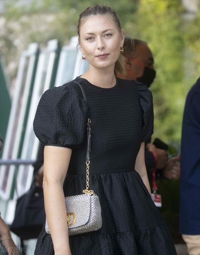 网坛美女莎拉波娃和未婚夫游艇嬉戏照曝光！莎娃黑短泳装秀出好身材，连未婚夫都忍不住拿出手机为她美拍