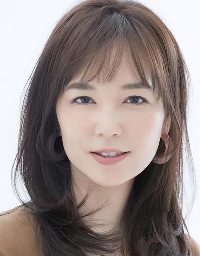 五六十岁女人,留“直发”还是“卷发”?看素人就知道,差别太大