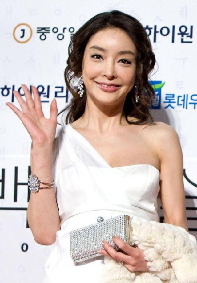 张紫妍：被迫陪睡31人近百次，遭道具虐待，29岁自杀留230页遗书