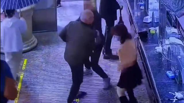 愤怒的同时莫忘如何放弩！被人搀扶的白发老者在医院里摸女子裙底