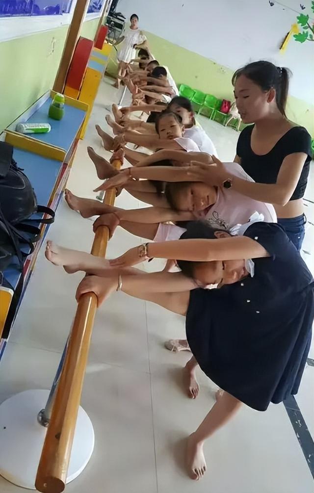 女孩跳舞视频走红，穿着性感动作大胆，网友：小学生扮熟女擦边？