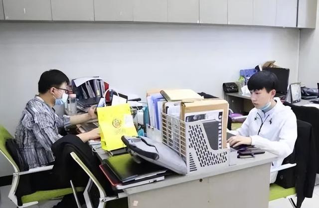 “证明你奶是亲奶”,女生奶奶病危请假探望,HR的要求却很过分