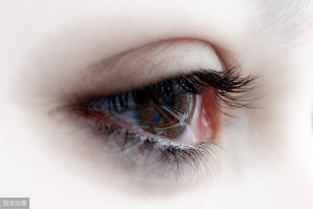 可怕的不是“右眼跳灾”，而是这种眼皮跳会导致失明！