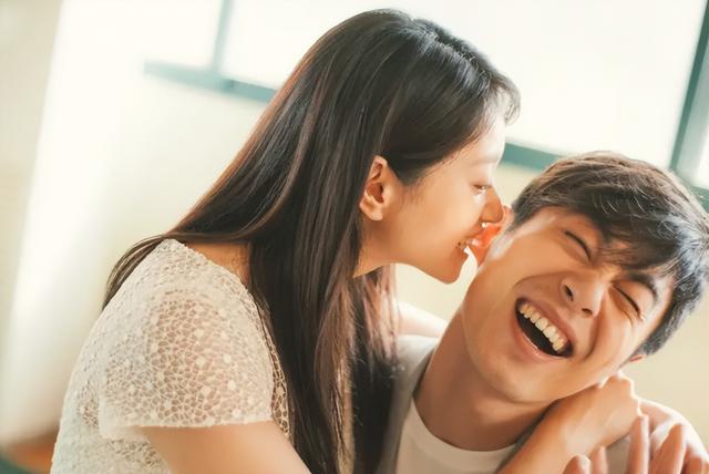 朱亚文沈佳妮街头热吻，结婚10年仍如胶似漆，除了他们还有这2对