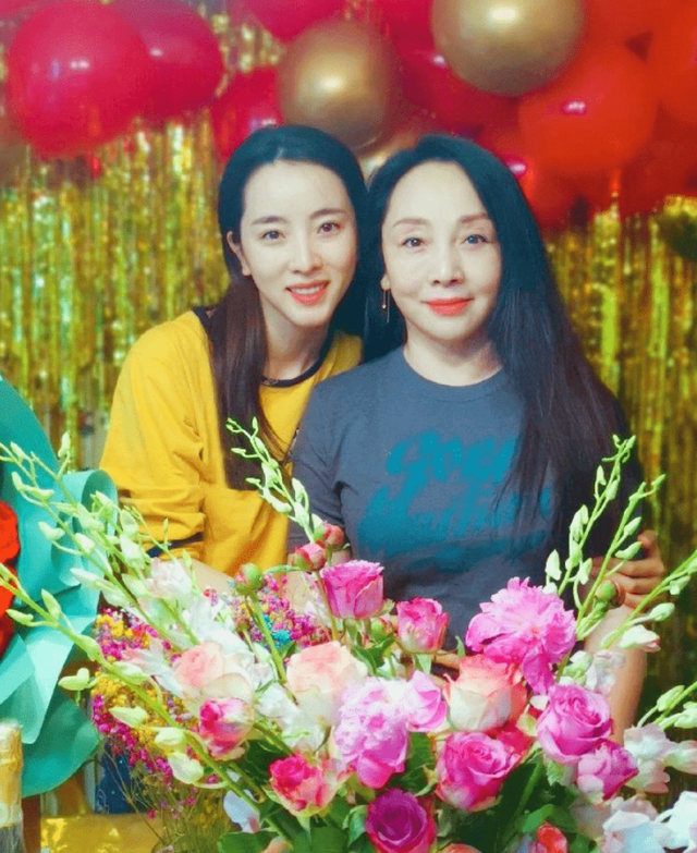 李思思：央视历届最年轻的女主持，事业巅峰嫁给初恋三年生二胎