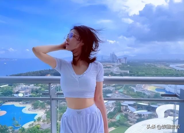 35岁张馨予海边大秀身材！胸部丰腴衬细腰，“一嫁改命”有多幸福