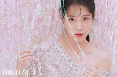IU最新画报新鲜出炉 盐系少女化身蜜桃女孩惹怜惜