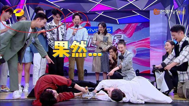 女星穿短裙在快本玩游戏，多次走光仍不换裤子，何炅只能闭上眼睛