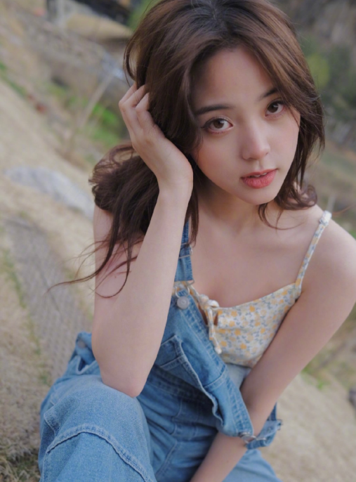 风格大变！欧阳娜娜穿碎花吊带搭配背带裤，却被质疑“没穿内衣”