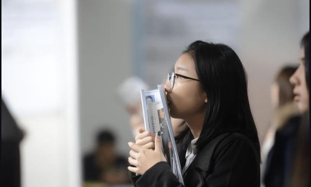 “证明你奶是亲奶”,女生奶奶病危请假探望,HR的要求却很过分