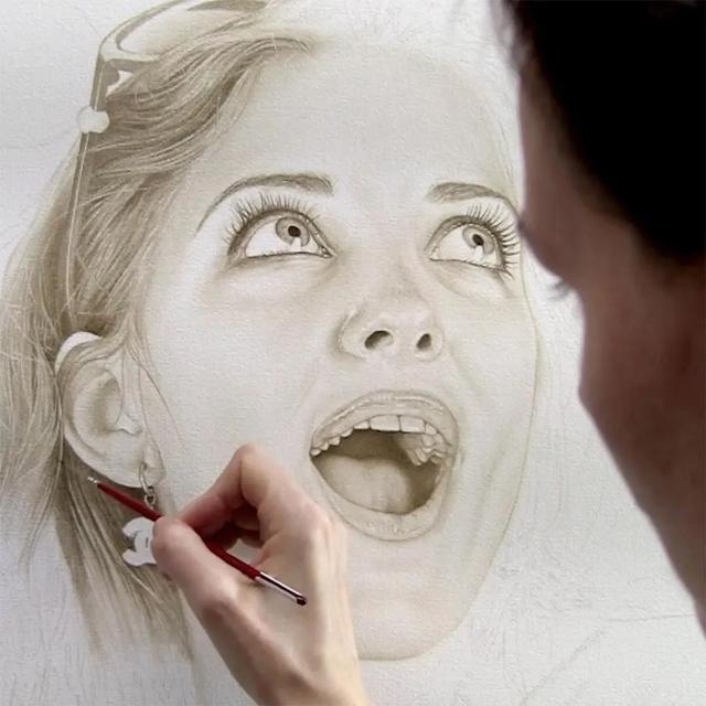 美女超“变态”写实技法，画少女人体很逼真！冷军看了都汗颜