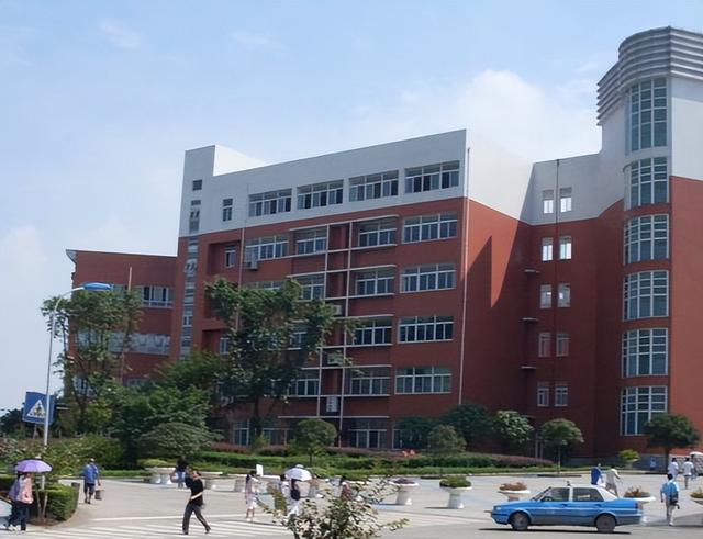 重庆“美女巨贪”被揪出：50岁仍爱年轻小伙，被抓后跪地求饶