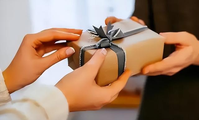 重庆“美女巨贪”被揪出：50岁仍爱年轻小伙，被抓后跪地求饶