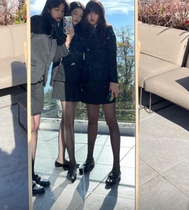 王菲女儿李嫣气质变成熟！穿黑丝秀筷子腿，眉眼神似爸爸李亚鹏