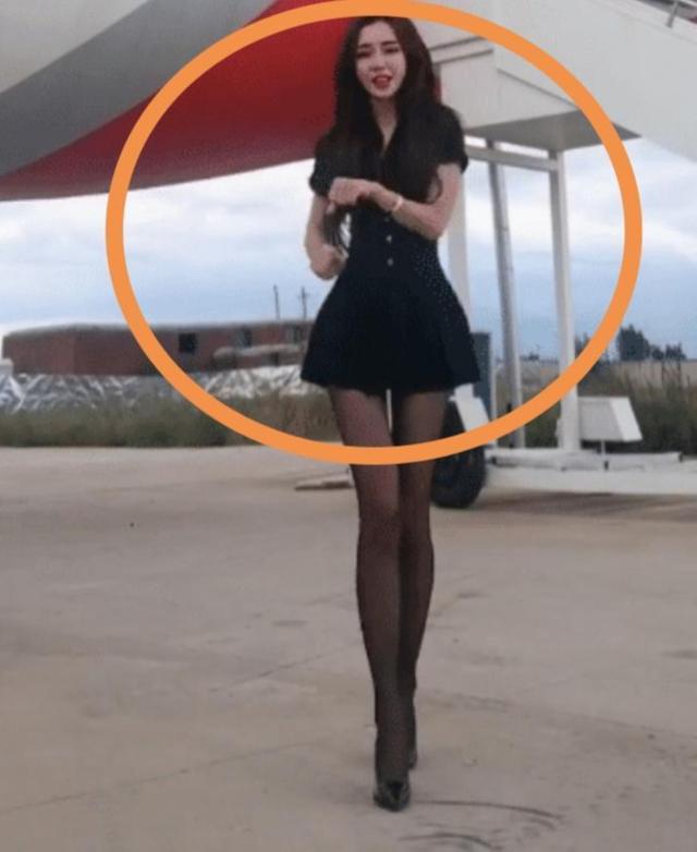 空姐靓照引热议，满屏幕“大长腿”吸睛无数，9头身，就是她吧