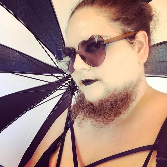 13岁就长胡子的女子每天刮两次胡子，现在却开始喜欢蓄胡子了