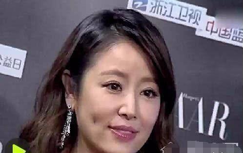她身价过十亿，是圈里的大姐大，与干儿子传绯闻，如今53岁依旧冷