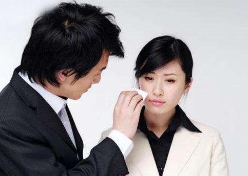 “好色女贪官”张美芳，利用职权贪污5000万，包养15名年轻小伙