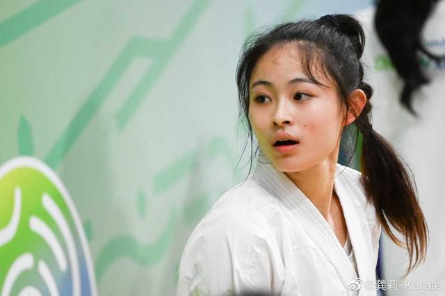 秀马甲线！中国空手道最美女神穿运动内衣出镜，英姿飒爽明艳动人