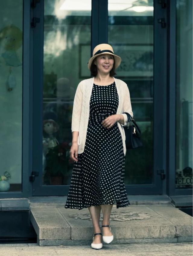 五六十岁的女人，“中粗跟鞋+裙子”，提升穿衣档次又巧妙增高