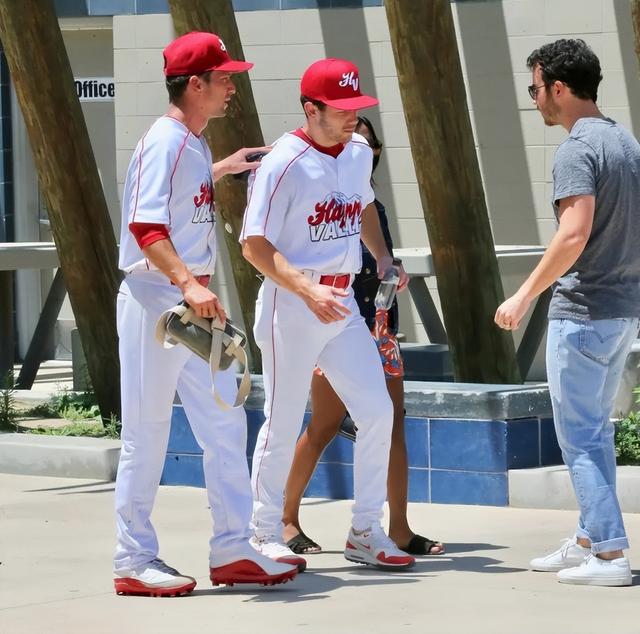 印度39岁女星朴雅卡闪耀巴黎，“又黑又胖”，同框海瑟薇却更耀眼