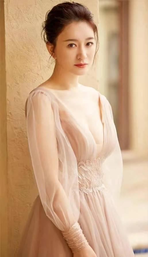 许晴的臀、殷桃的腰、余男的嘴,这几位中年女星性感起来简直要命