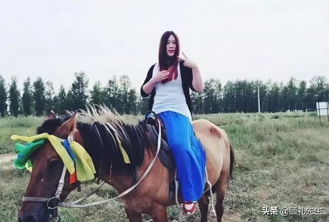 13岁辍学,20岁登上春晚,后来身价过亿的西单女孩,现在怎么样了