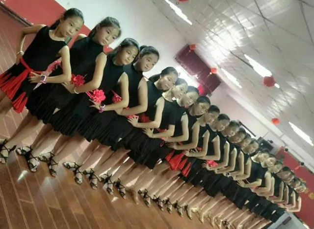 女孩跳舞视频走红，穿着性感动作大胆，网友：小学生扮熟女擦边？