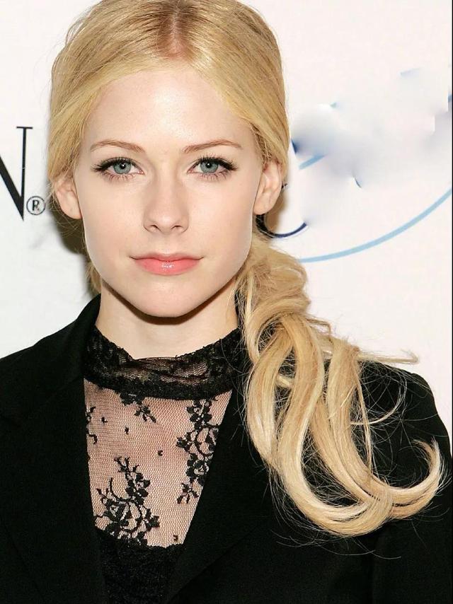 公开私人号码获7亿点击，淡妆美上热搜，还是当年的朋克女孩