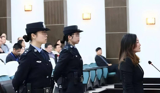 重庆“美女巨贪”被揪出：50岁仍爱年轻小伙，被抓后跪地求饶