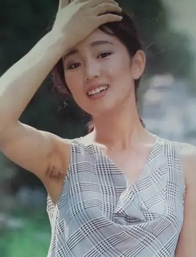 谁规定女人必须刮腋毛？道德约束已经到腋毛上去了？这不是原罪